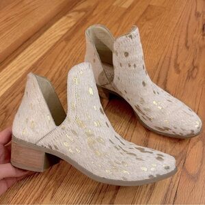 Coconut by Matisse Cream and Gold Leather and Cow Fur ‘Pronto’ Booties size 6.5